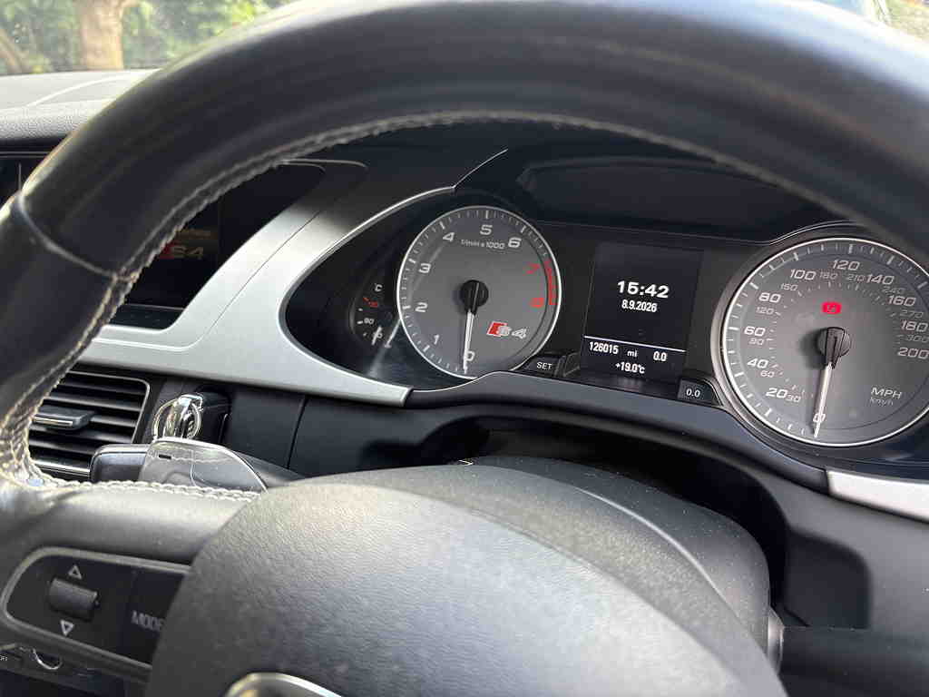 Audi S4 Avant dashboard and instrument cluster