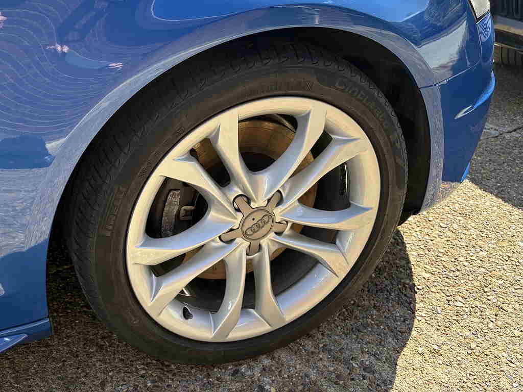 Front offside alloy wheel